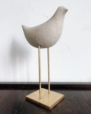 Uccello in ceramica effetto scavo su base in ottone
