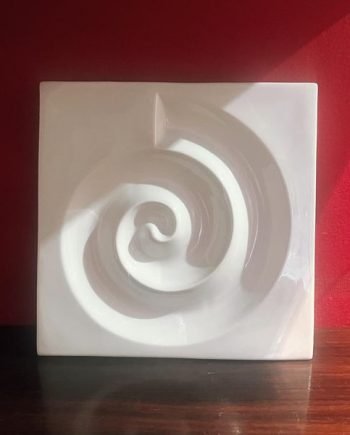 Scultura in ceramica smaltata bianca