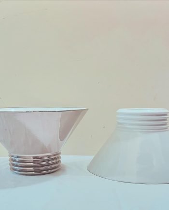 Coppia di vasi artistici in ceramica bianca e argentata