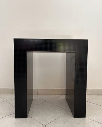 Piccola consolle laccato nero quadrettato