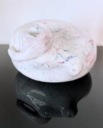 Scultura raffigurante un toro accovacciato